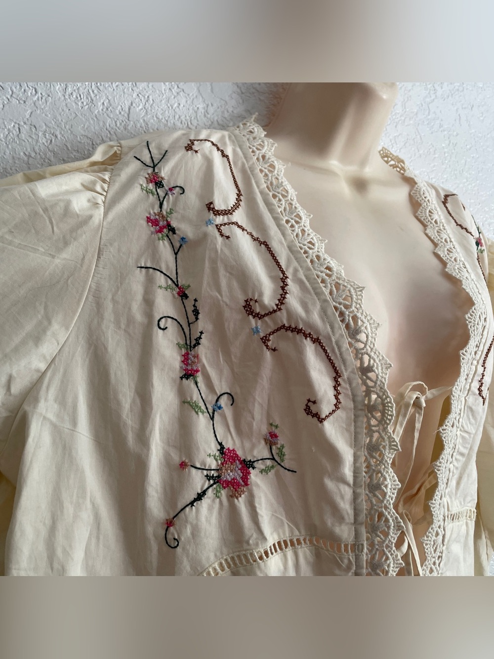 Jennifer & Grace Cream Embroidered Lace-Trim Boho Top 1X Plus Size Feminine - Picture 2 of 8